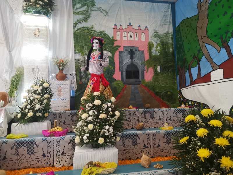 Altar en honor a la Sra. Alicia Ávila de Fernández. Instituto Villa de Cortés Xalapa.