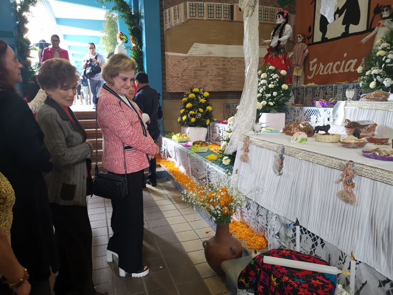 Visita de la Sra. Stella Chedraui al Altar en honor a la Sra. Alicia Ávila de Fernández. Instituto Villa de Cortés Xalapa