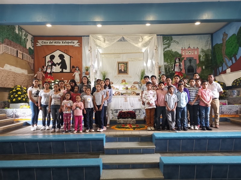 Visita al Altar en honor a la Sra. Alicia Ávila de Fernández Instituto Villa de Cortés Xalapa, por parte de los niños de la Casa Hogar del Niño Xalapeño.